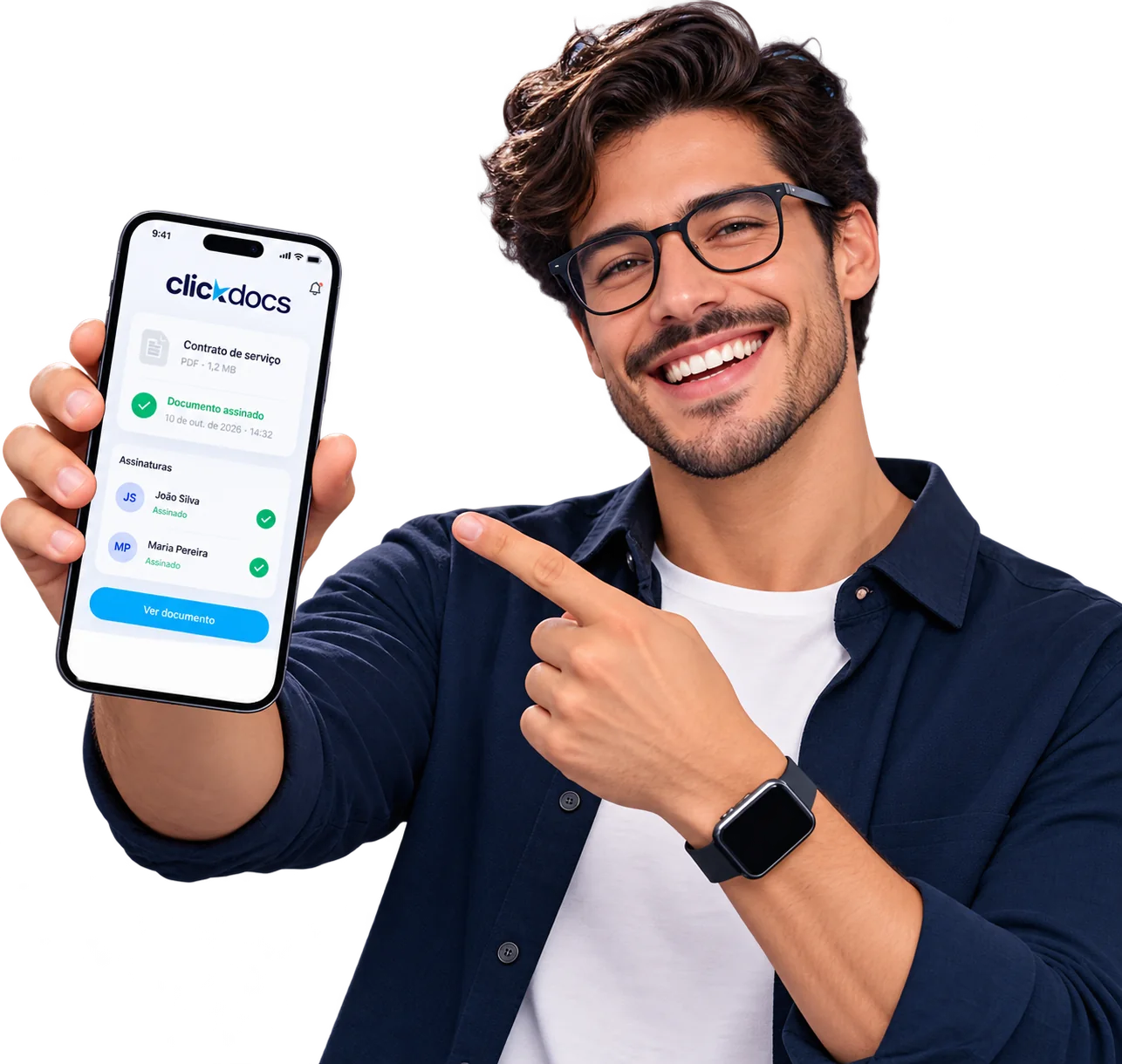 Homem sorrindo e apontando para o celular com um documento assinado na ClickDocs