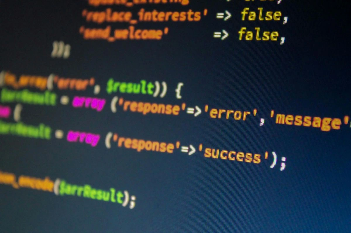 Tela de computador exibindo trecho de código de programação relacionado à criptografia, destacando o uso de algoritmos para proteger dados e garantir segurança digital.
