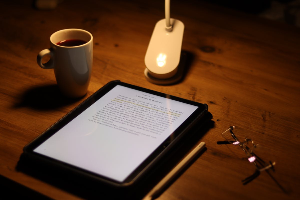 Tablet sobre uma mesa de escritório com um documento digitalizado na tela.