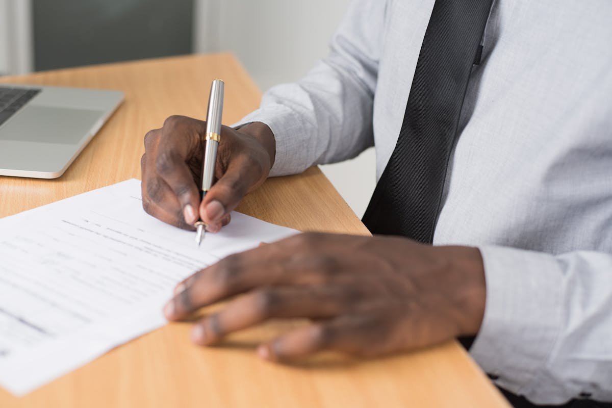 Homem assinando o que seria um contrato de comodato com todas as devidas regras.