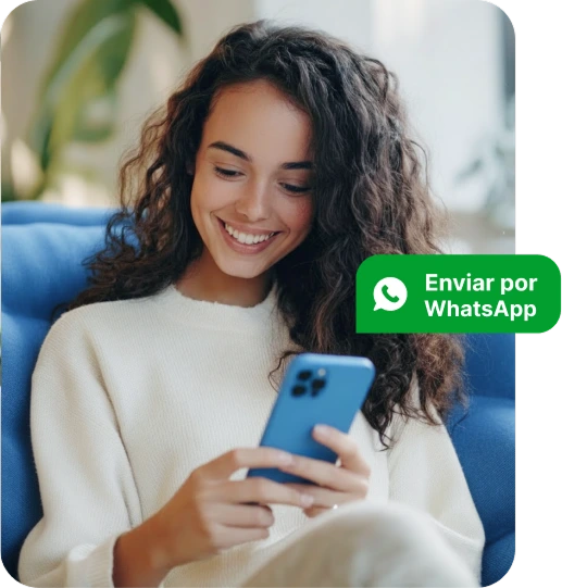 Mulher sorridente sentada em um sofá usando um celular.