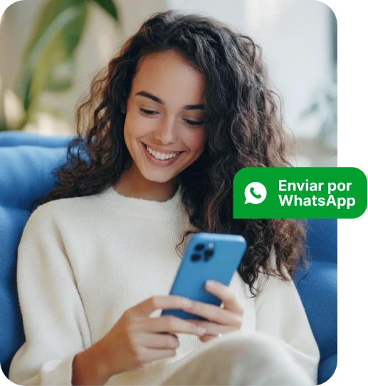 Mulher sorridente sentada em um sofá usando um celular.